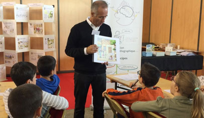 Marc avec enfants à la fête de la science